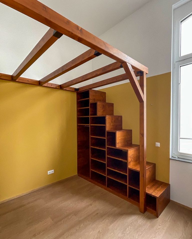 Hochebene aus Holz mit eingebautem Stauraum unter den Treppenstufen